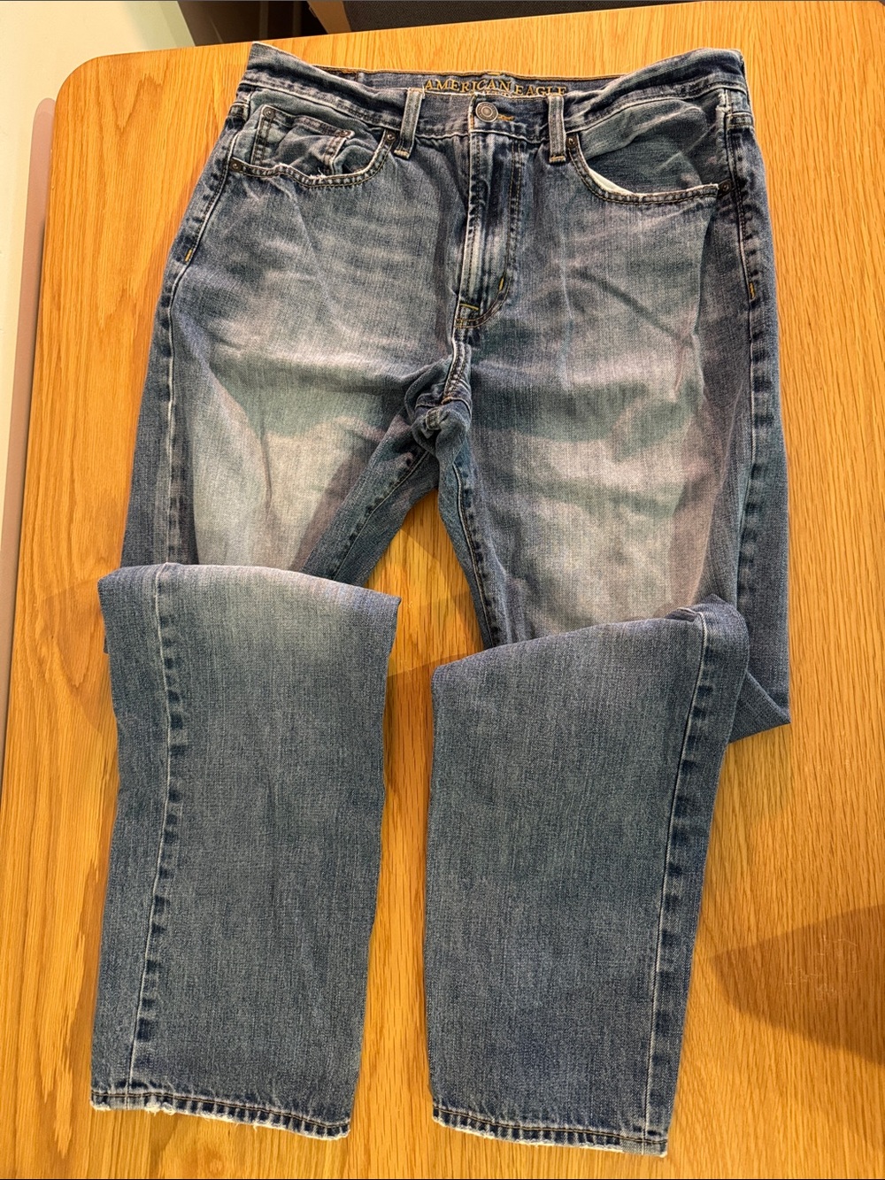 American Eagle Outfitters light wash blue jeans with contrast stitching 34x36